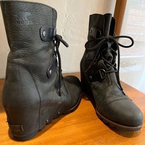 Sorel black wedge snow boot